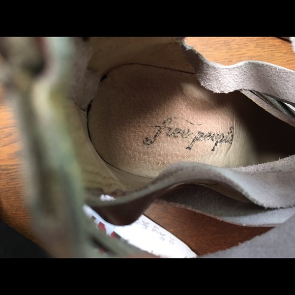 FREE PEOPLE leather ankle boot Euro 37 US 7. In a bronze brushed wornlook design - Picture 6 of 9